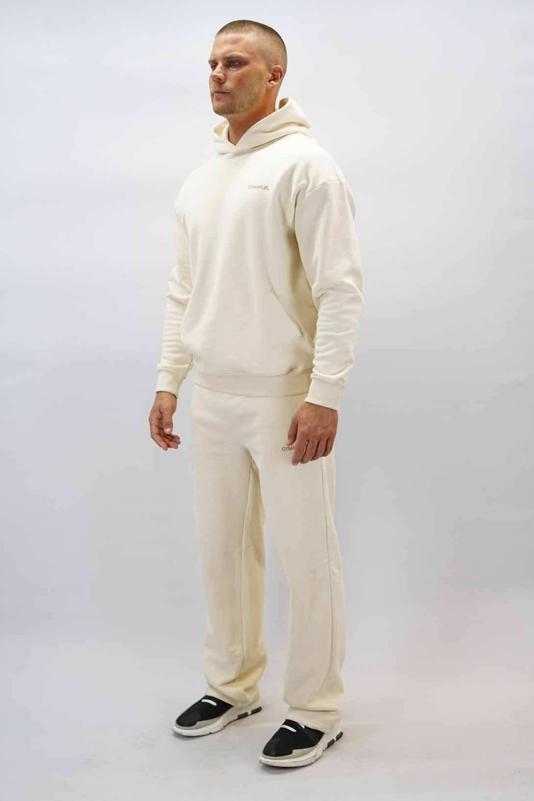 Z-2 Hoodie i beige färg, borstade bomull med GYMWEAR logga på vänster bröst. Snygga diskreta fickor.