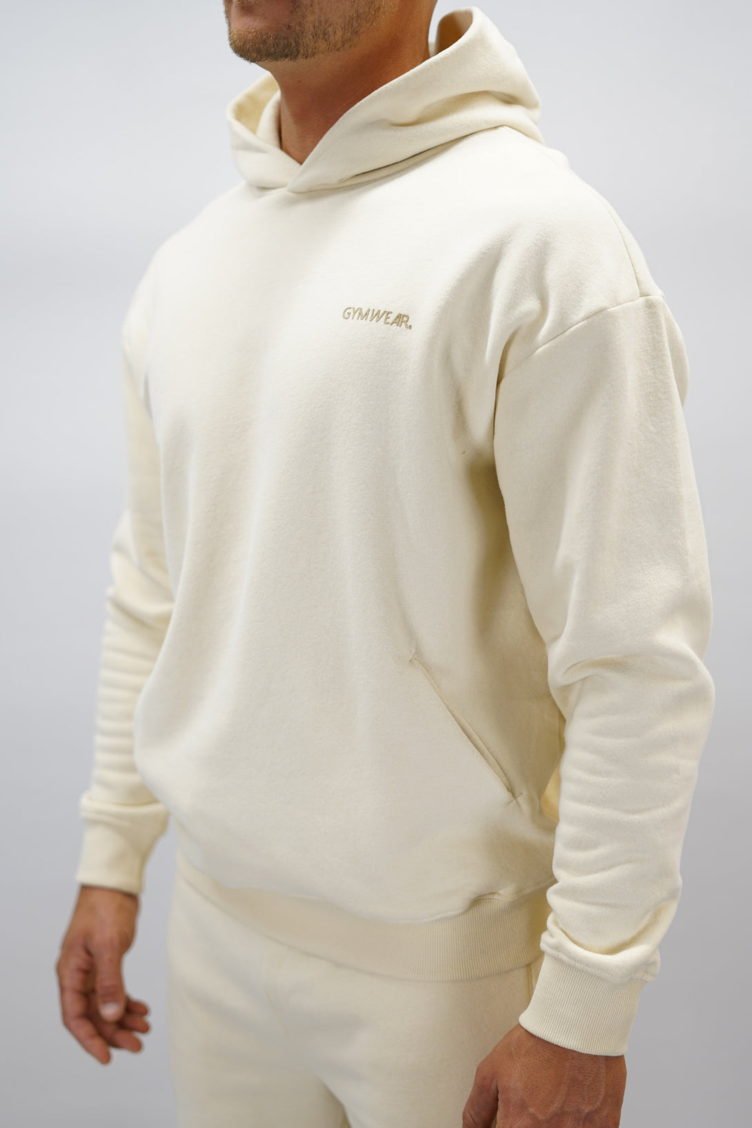 Z-2 Hoodie i beige färg, borstade bomull med GYMWEAR logga på vänster bröst. Snygga diskreta fickor.