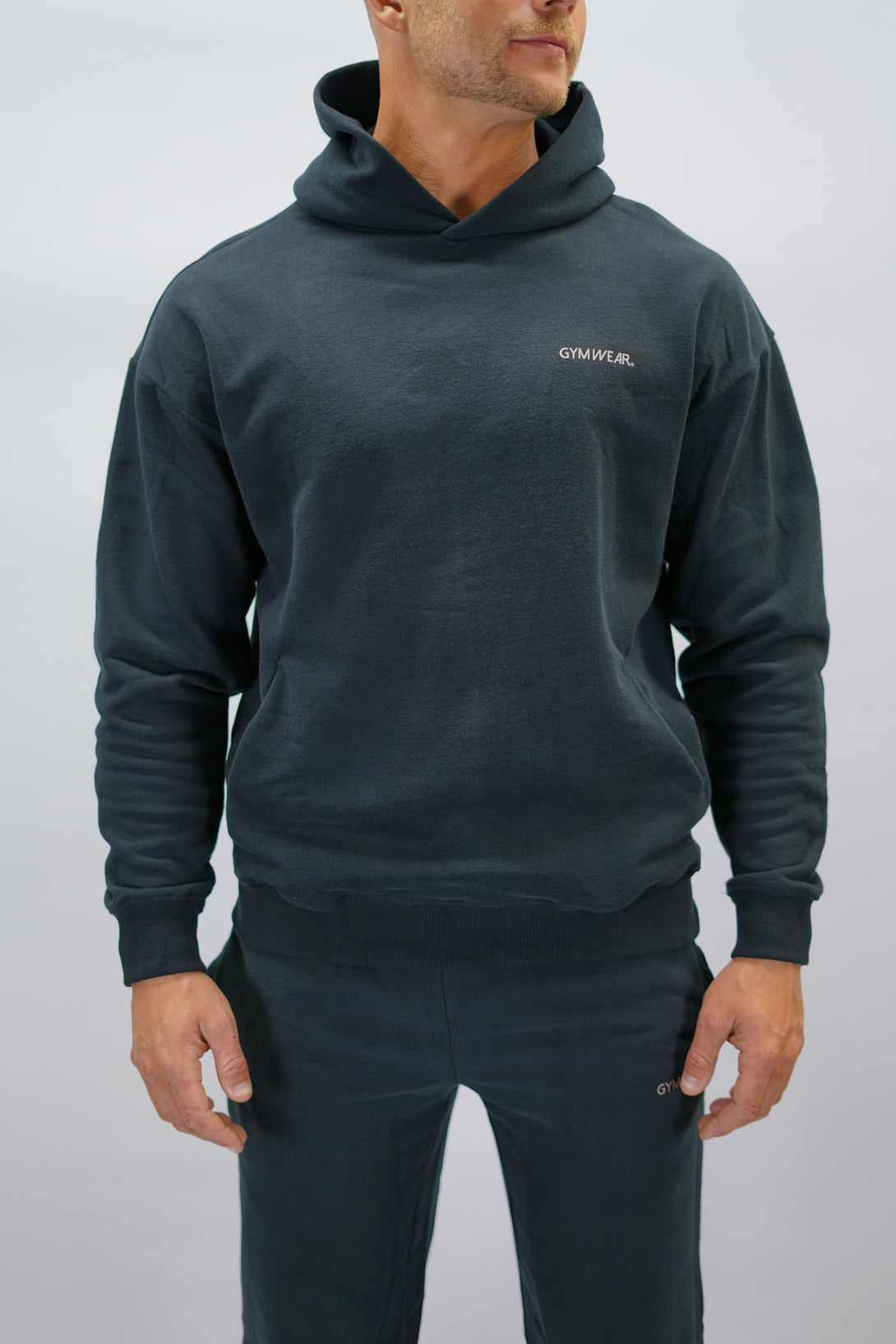 Z-2 Hoodie i svart färg, borstade bomull med GYMWEAR logga på vänster bröst. Snygga diskreta fickor.