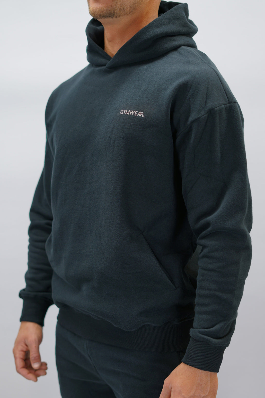 Z-2 Hoodie i svart färg, borstade bomull med GYMWEAR logga på vänster bröst. Snygga diskreta fickor.