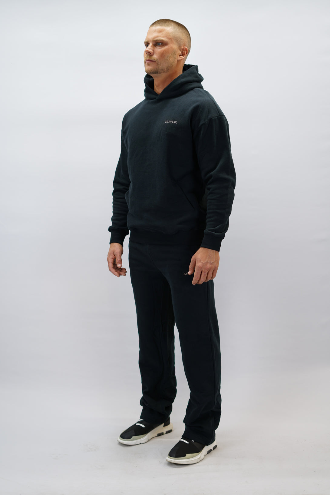 Z-2 Hoodie i svart färg, borstade bomull med GYMWEAR logga på vänster bröst. Snygga diskreta fickor.