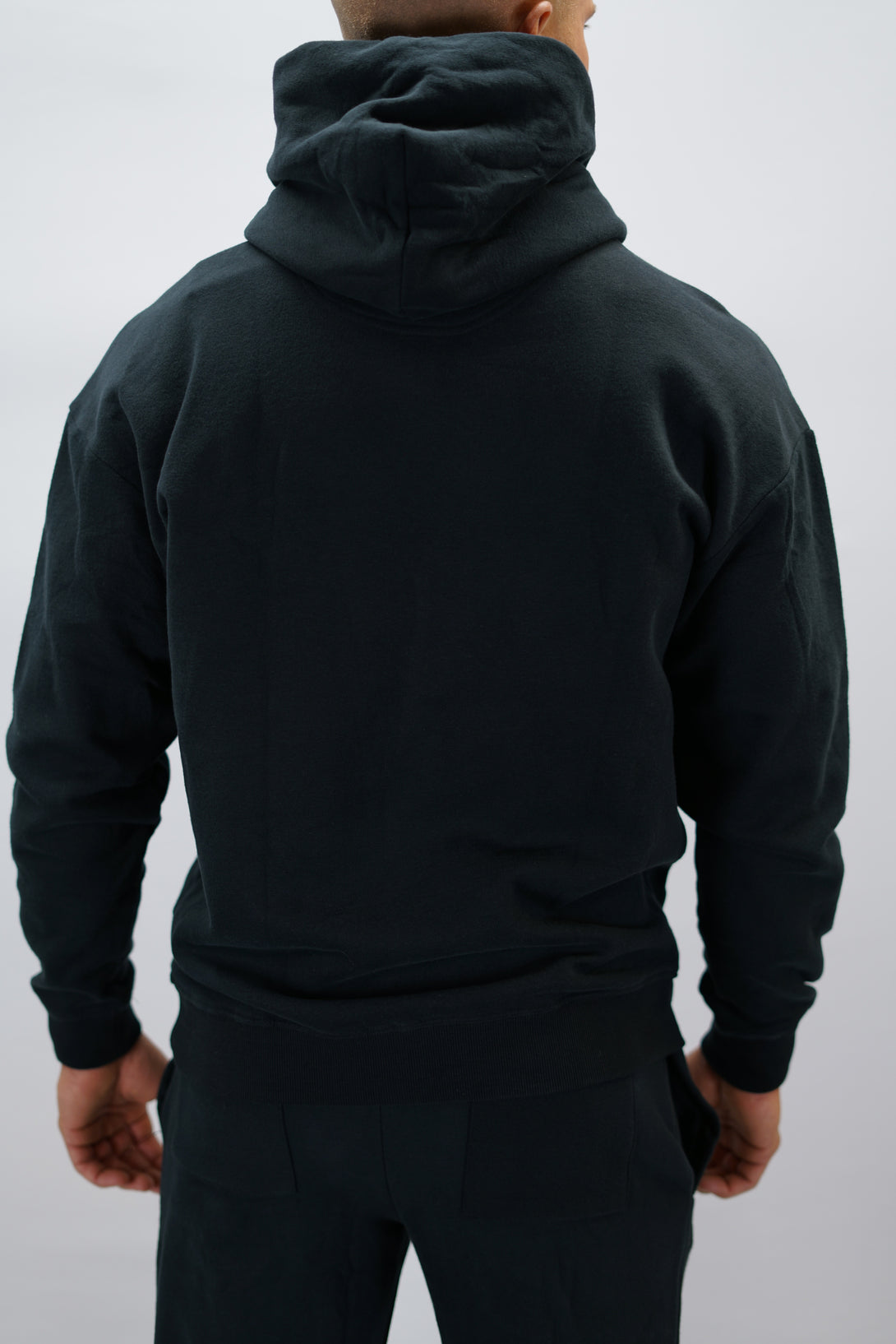 Z-2 Hoodie i svart färg, borstade bomull med GYMWEAR logga på vänster bröst. Snygga diskreta fickor.