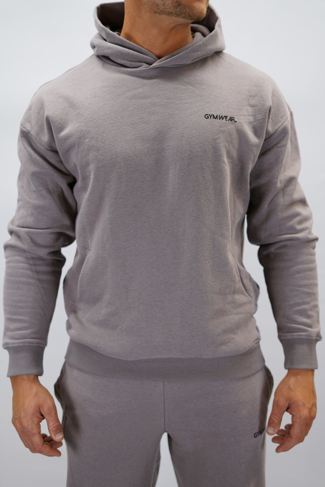 Z-2 Hoodie i zink färg, borstade bomull med GYMWEAR logga på vänster bröst. Snygga diskreta fickor.