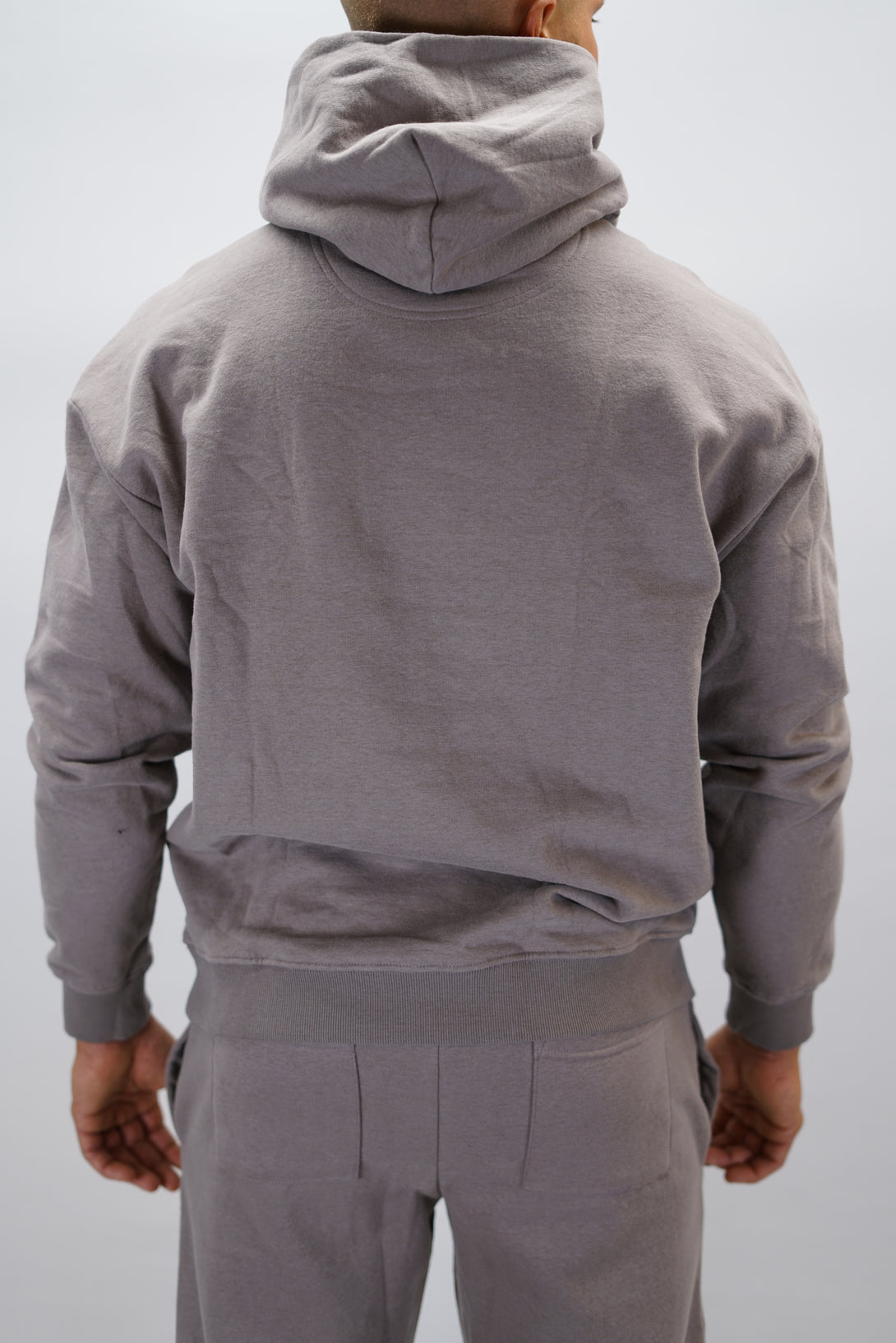 Z-2 Hoodie i zink färg, borstade bomull med GYMWEAR logga på vänster bröst. Snygga diskreta fickor.