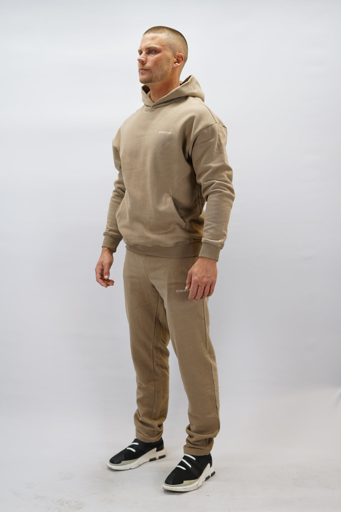 Z-2 Hoodie i brun färg, borstade bomull med GYMWEAR logga på vänster bröst. Snygga diskreta fickor.