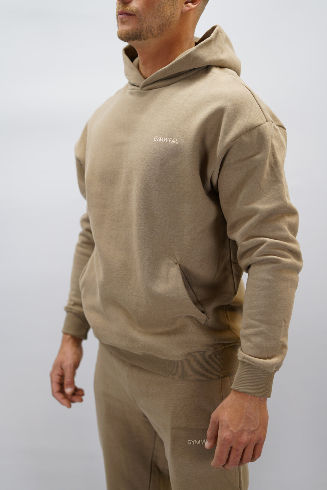 Z-2 Hoodie i brun färg, borstade bomull med GYMWEAR logga på vänster bröst. Snygga diskreta fickor.