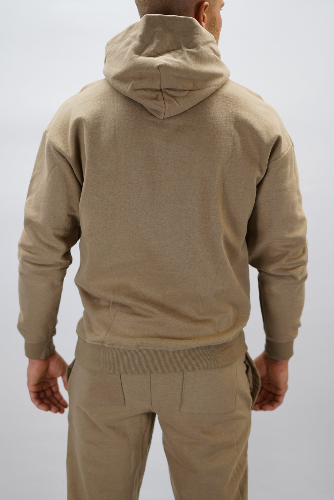 Z-2 Hoodie i brun färg, borstade bomull med GYMWEAR logga på vänster bröst. Snygga diskreta fickor.