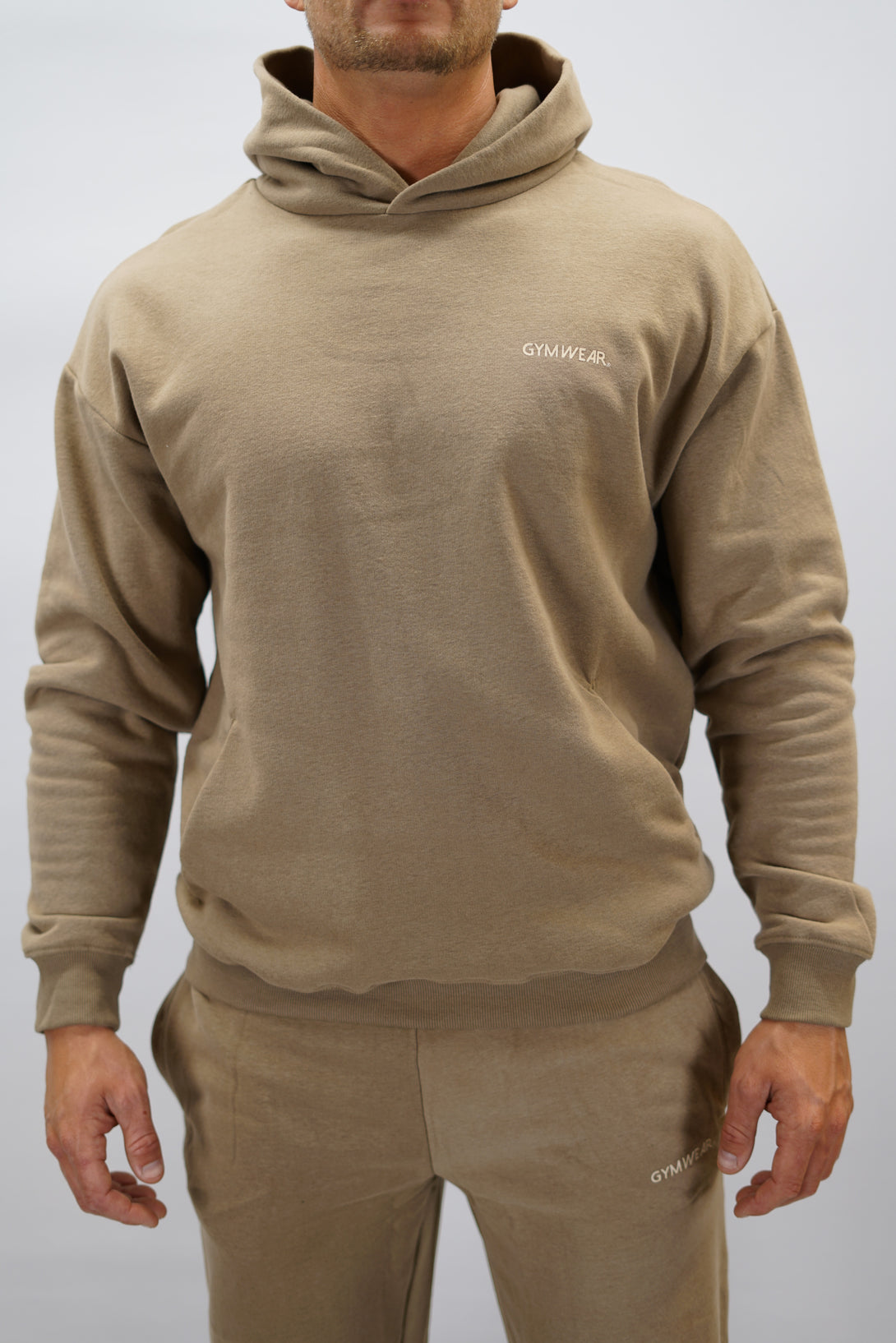 Z-2 Hoodie i brun färg, borstade bomull med GYMWEAR logga på vänster bröst. Snygga diskreta fickor.