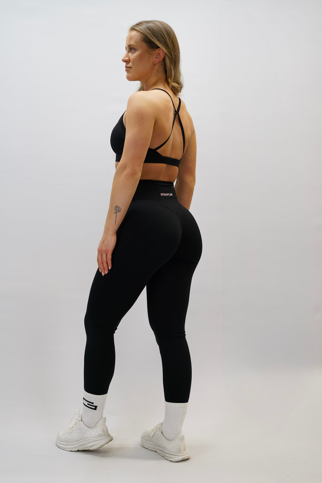 Svart Zoe Invisible Scrunch Tights - tränings leggings med diskret scrunch-detalj, G-symbol på vänster ben och Gymwear-logga bak