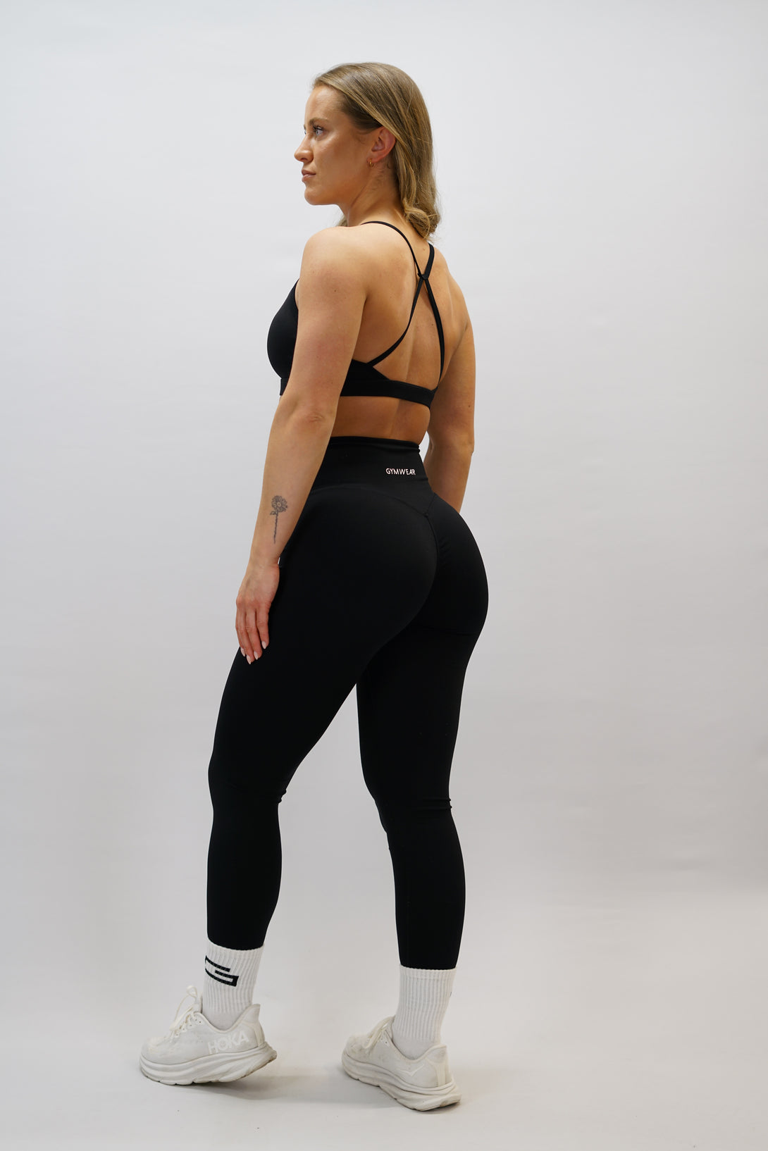 Svart blå Zoe Premium Sport Bra - premium sport-bh med korsade band bak och Gymwear-logga fram