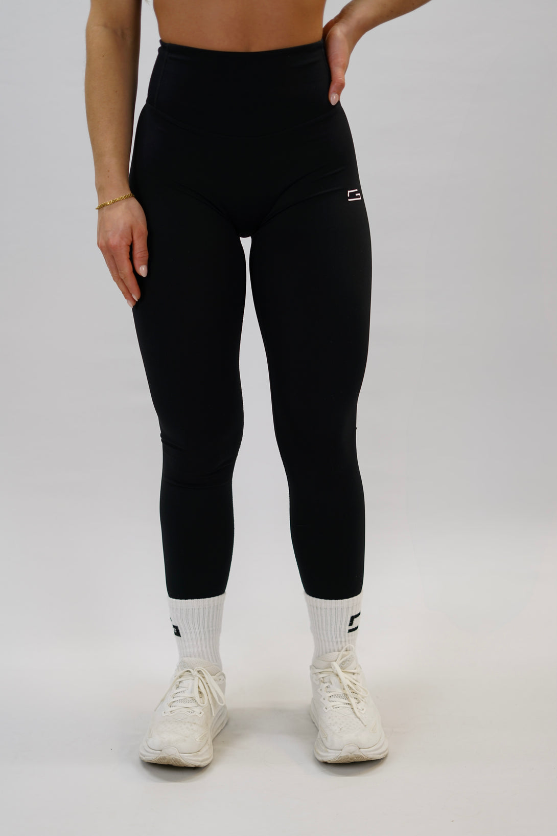 Svart Zoe Invisible Scrunch Tights - tränings leggings med diskret scrunch-detalj, G-symbol på vänster ben och Gymwear-logga bak