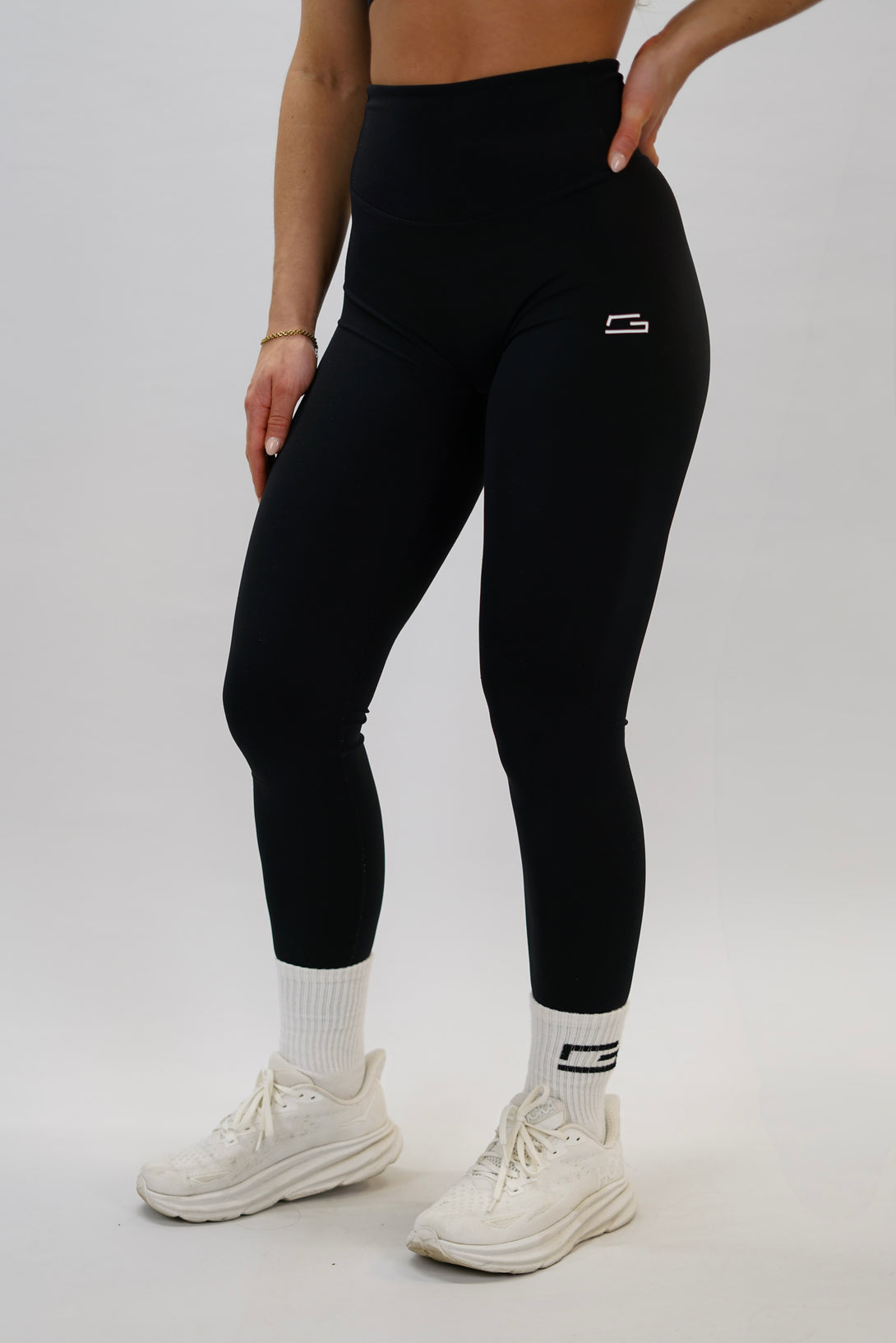 Svart Zoe Invisible Scrunch Tights - tränings leggings med diskret scrunch-detalj, G-symbol på vänster ben och Gymwear-logga bak