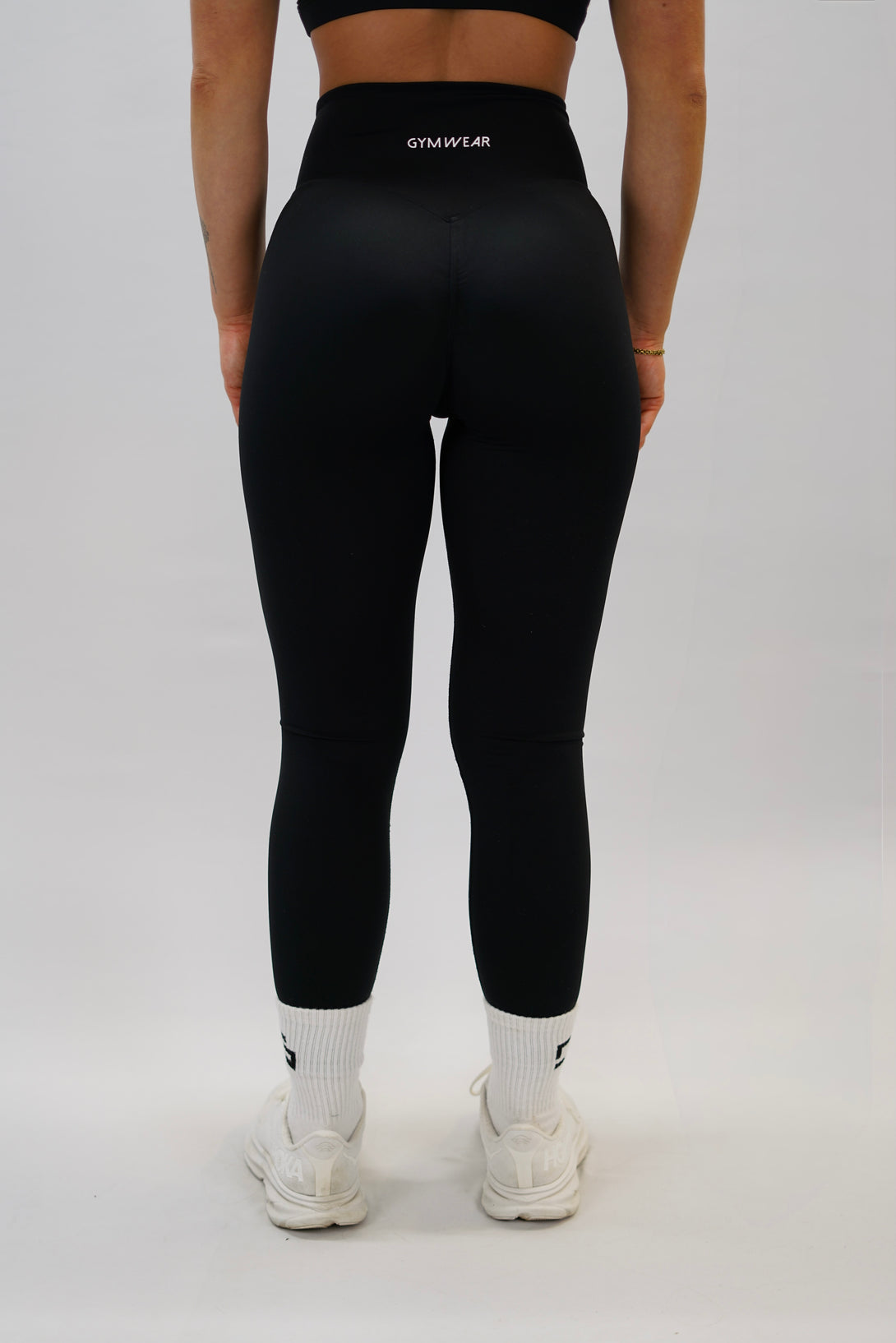 Svart Zoe Invisible Scrunch Tights - tränings leggings med diskret scrunch-detalj, G-symbol på vänster ben och Gymwear-logga bak