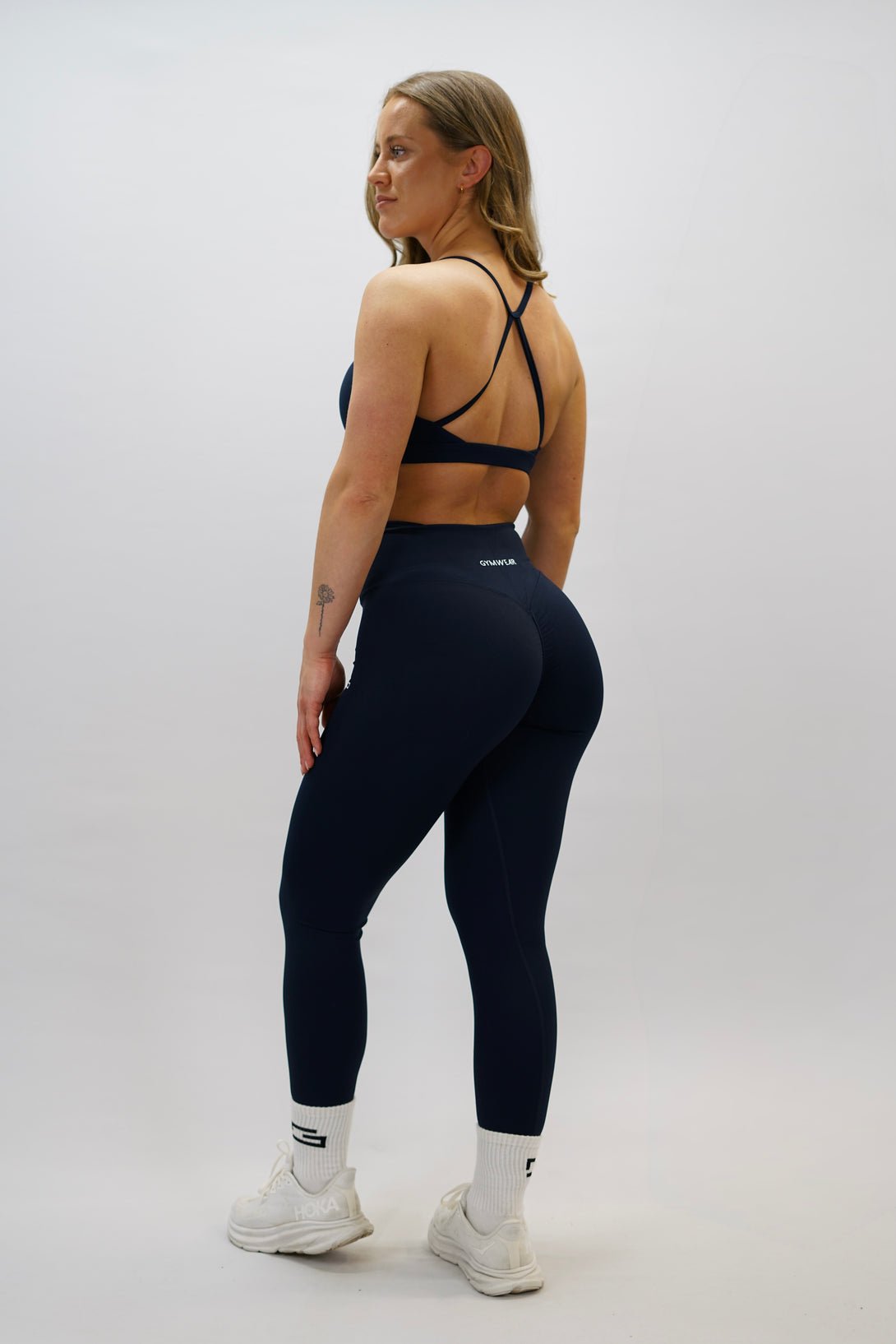 Marinblå Zoe Invisible Scrunch Tights - tränings leggings med diskret scrunch-detalj, G-symbol på vänster ben och Gymwear-logga bak