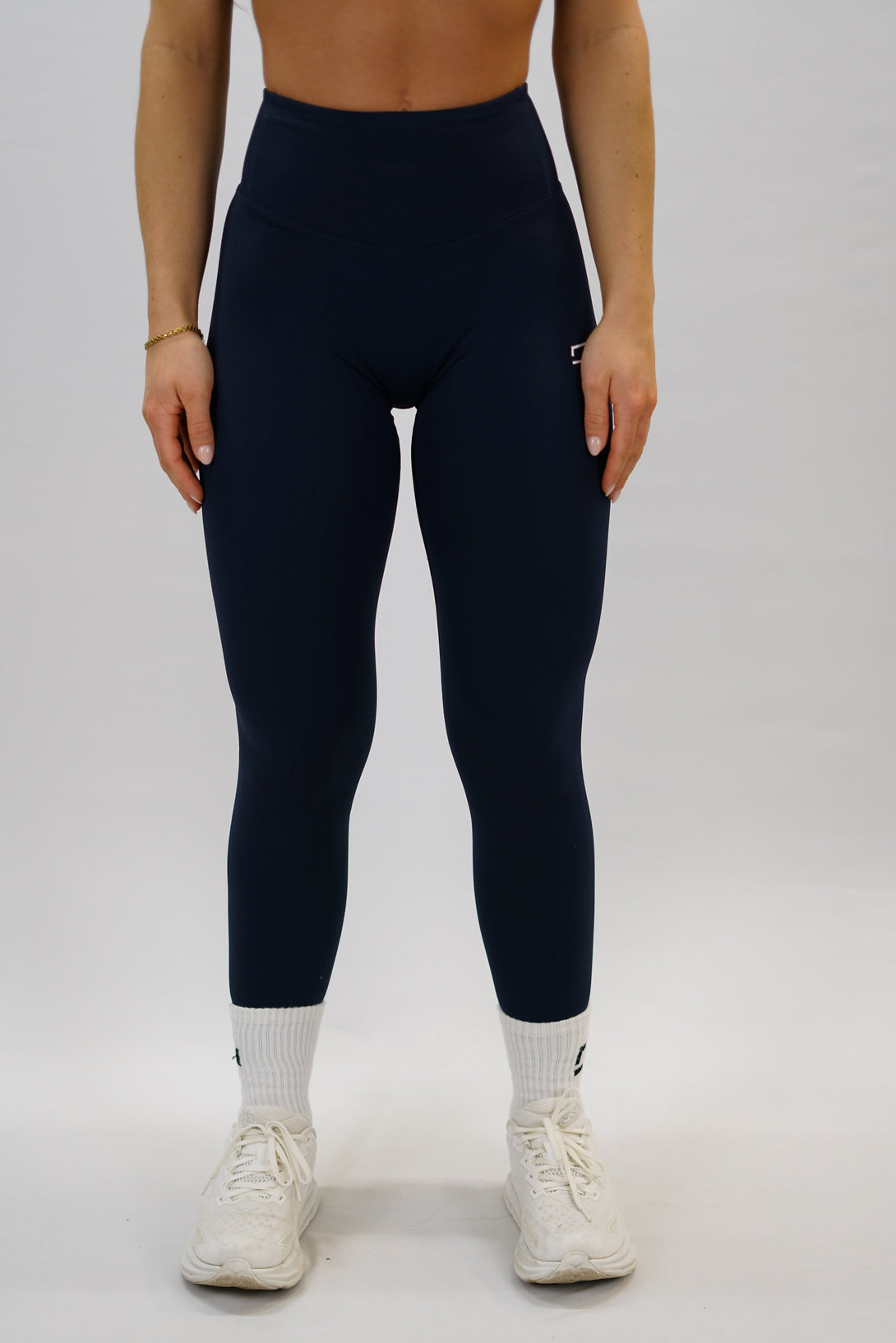 Marinblå Zoe Invisible Scrunch Tights - tränings leggings med diskret scrunch-detalj, G-symbol på vänster ben och Gymwear-logga bak