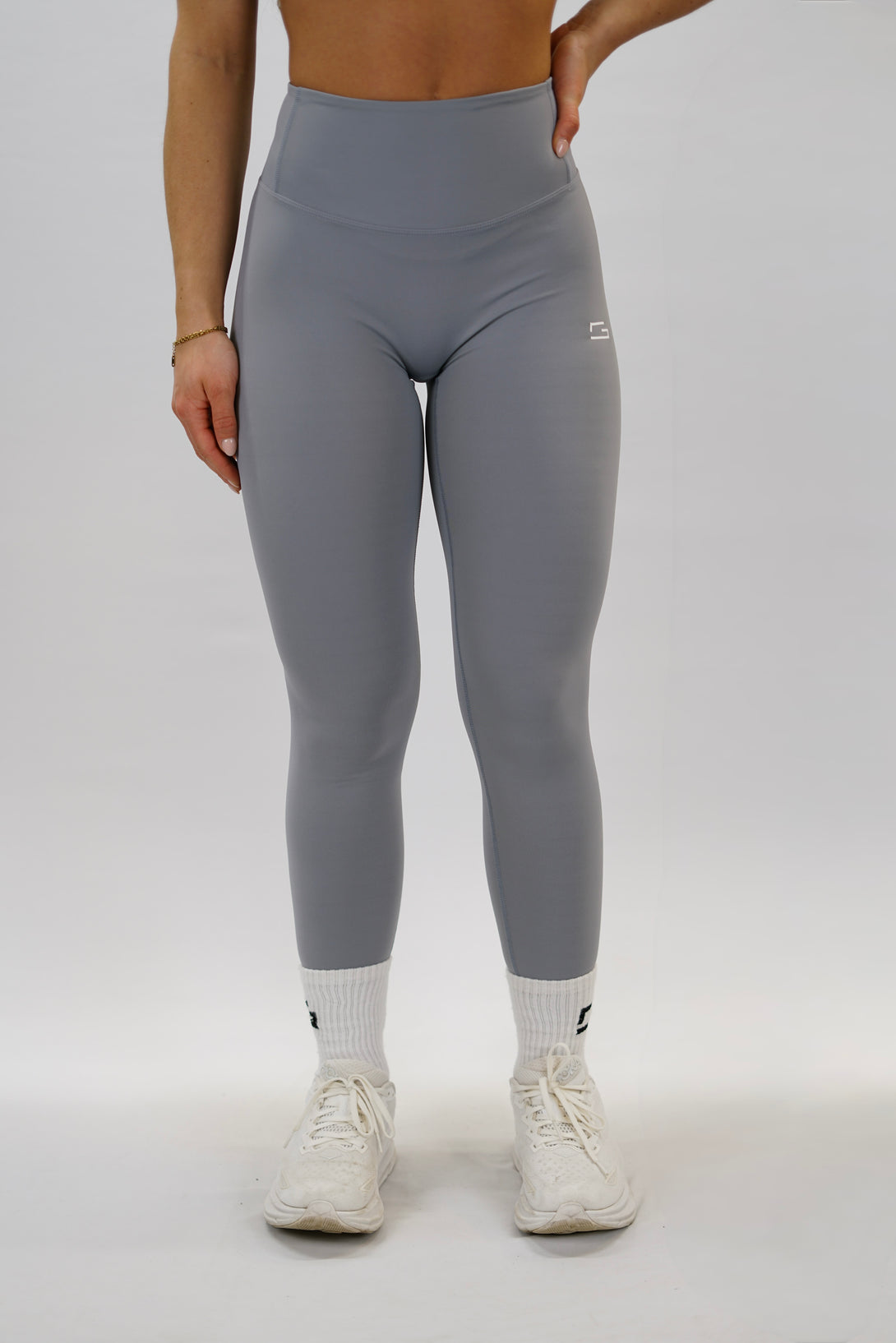 Ljusgrå Zoe Invisible Scrunch Tights - tränings leggings med diskret scrunch-detalj, G-symbol på vänster ben och Gymwear-logga bak