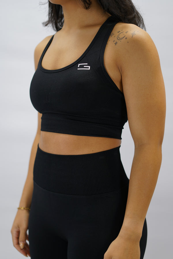 Svart Celia Bra - stabil och komfortabel sport-bh med G-symbol på vänster sida och lodrätt Gymwear-logga bak
