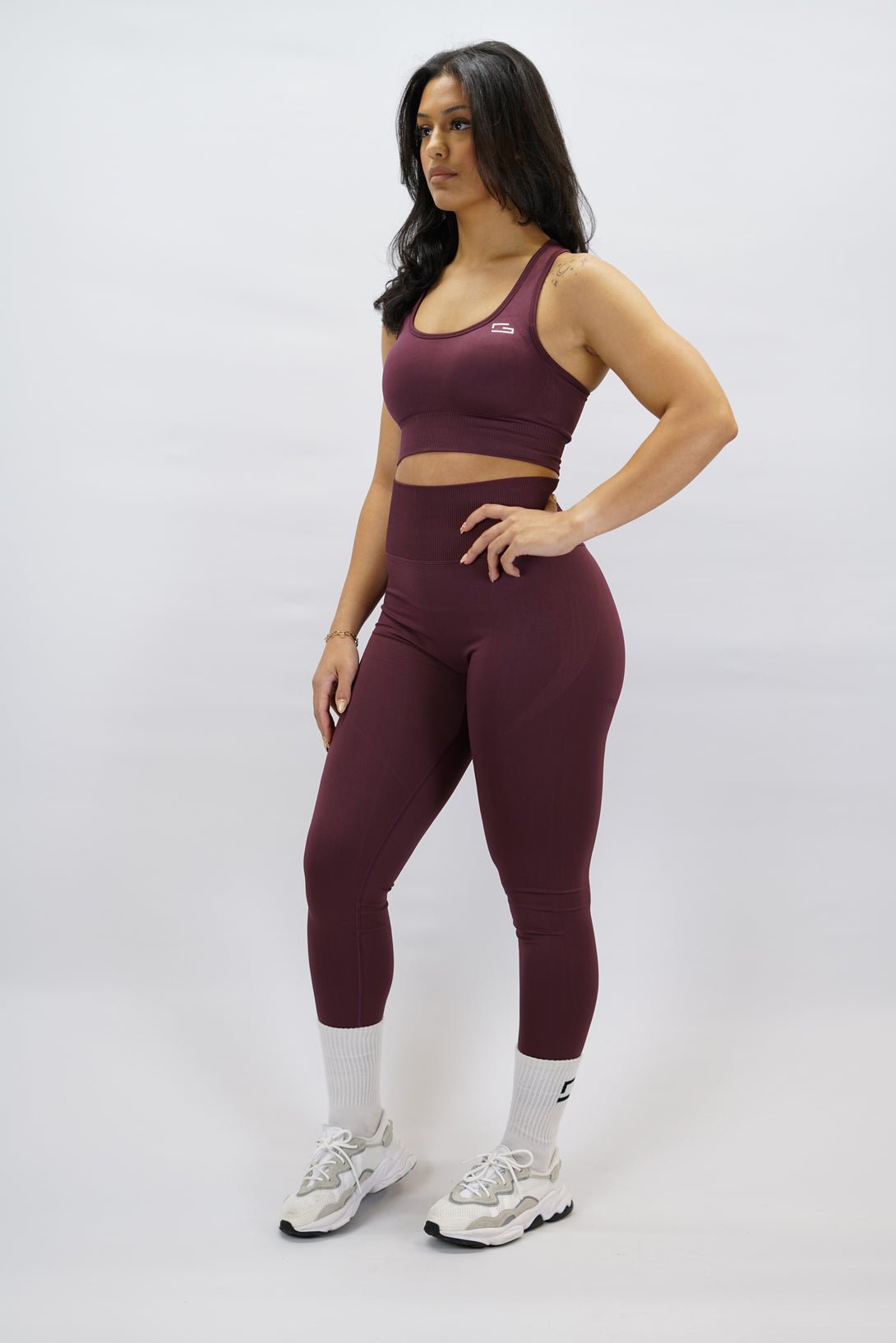 Lila Celia Bra - stabil och komfortabel sport-bh med G-symbol på vänster sida och lodrätt Gymwear-logga bak