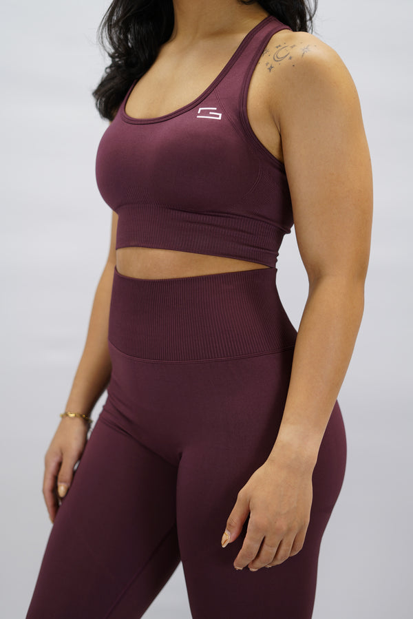 Lila Celia Bra - stabil och komfortabel sport-bh med G-symbol på vänster sida och lodrätt Gymwear-logga bak