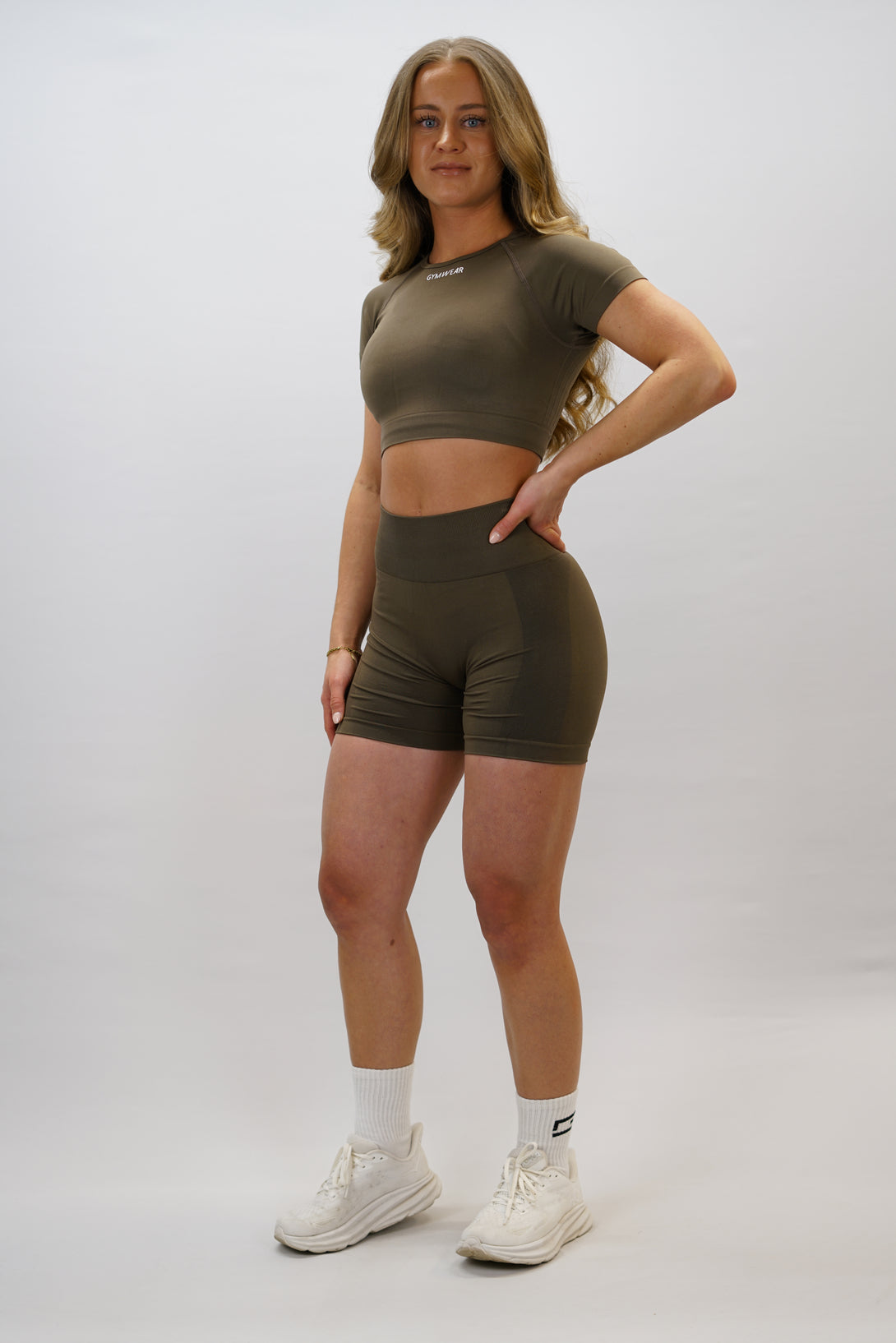 Brun Naima Short-Sleeve Cropped Top - cropped kortärmad träningströja med Gymwear-logga på framsidan