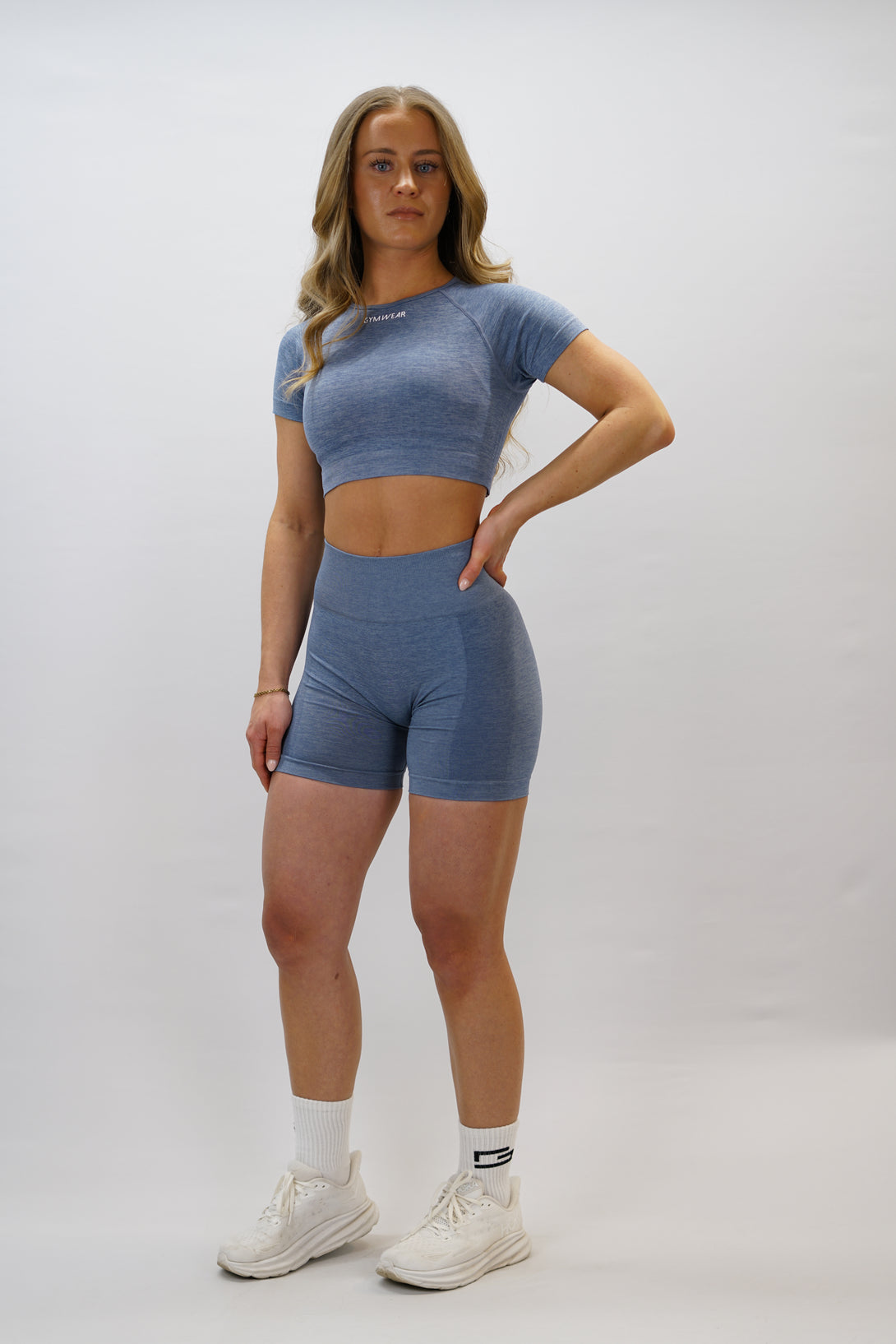 Blå Naima Short-Sleeve Cropped Top - cropped kortärmad träningströja med Gymwear-logga på framsidan