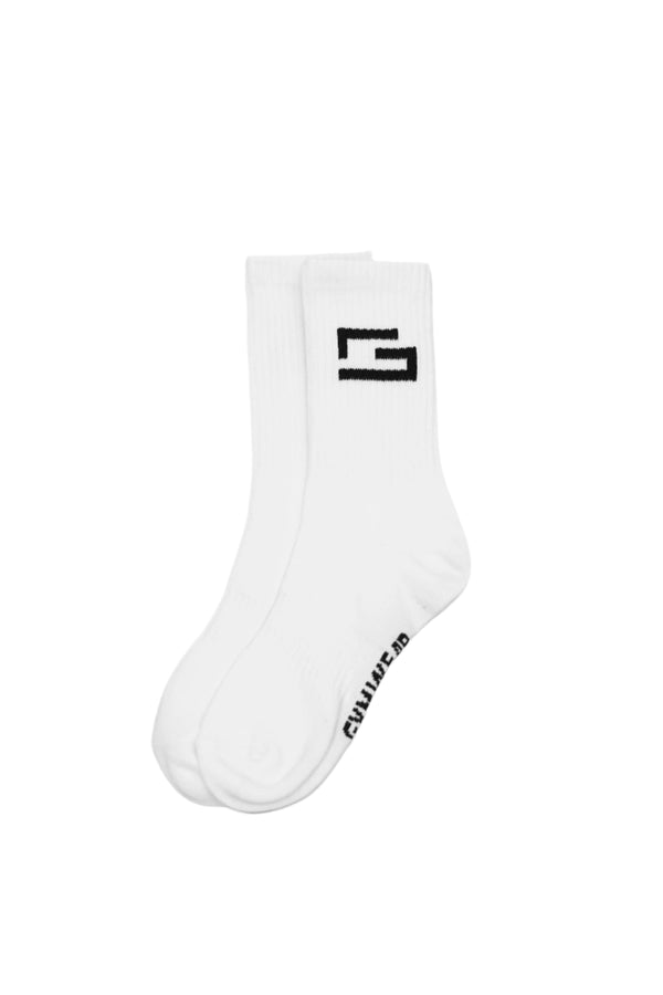 GYMWEAR vita strumpor med broderad G-symbol på vristen – stilren design för träning.
